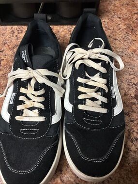 Vans Men's Black and White Low-Top Skate Sneakers